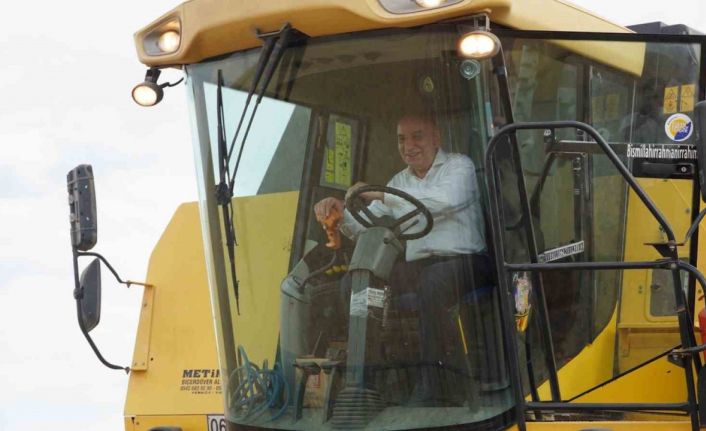 İlk hasadı Başkan Altınok yaptı