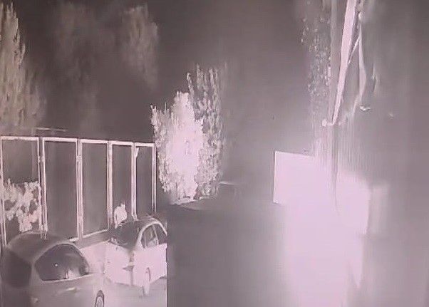 İş yerinin kundaklanması ve oto hırsızlığı girişimi kamerada