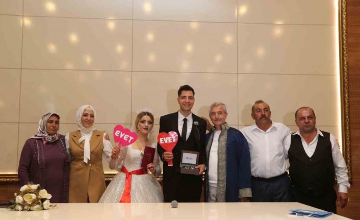 İşitme engelli çiftin nikahını Tahmazoğlu kıydı