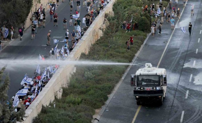 İsrail’de tartışmalı yasa tasarısının onaylanması sonrası sokaklar karıştı