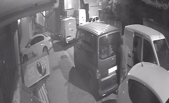 İstanbul’da film gibi hırsızlık kamerada: Araca yol verip hırsızlığa devam ettiler