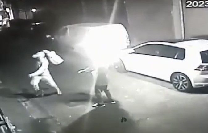 İstanbul’da kuaföre molotoflu saldırı kamerada