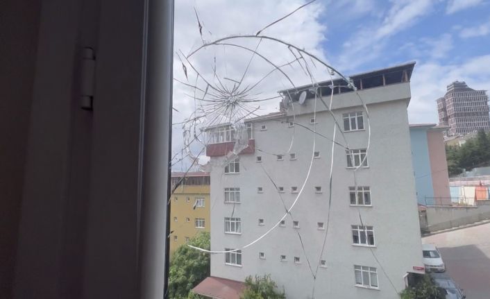 İstanbul’da maganda kurşunu: Salonda oturan aile ölümden döndü