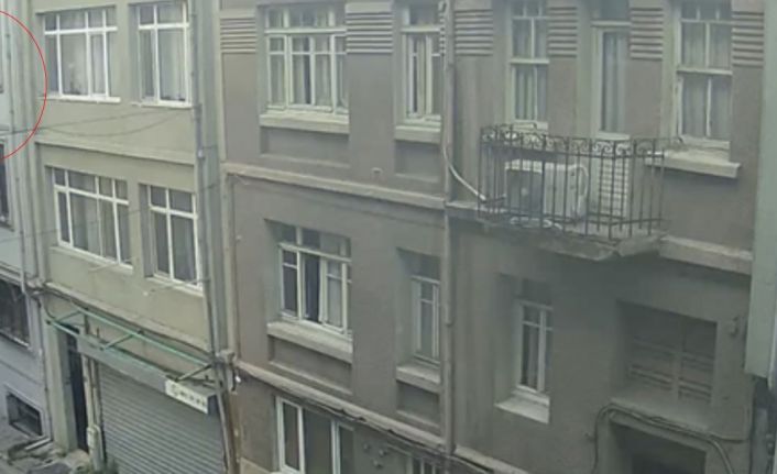 İstanbul’da “örümcek adam” gibi hırsız kameraya yansıdı: Ev sahibiyle karşılaşınca kaçtı