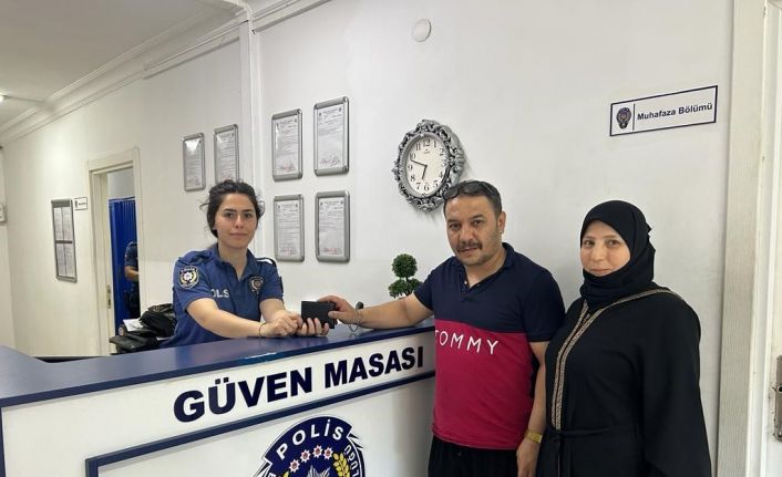 İstanbul’da Suriyeli kadından insanlık örneği: Bin 920 doları sahibine teslim etti