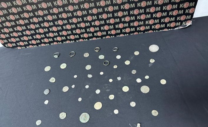 İstanbul’da tarihi eser kaçakçılığı: El yazması İncil ve Tevrat ele geçirildi