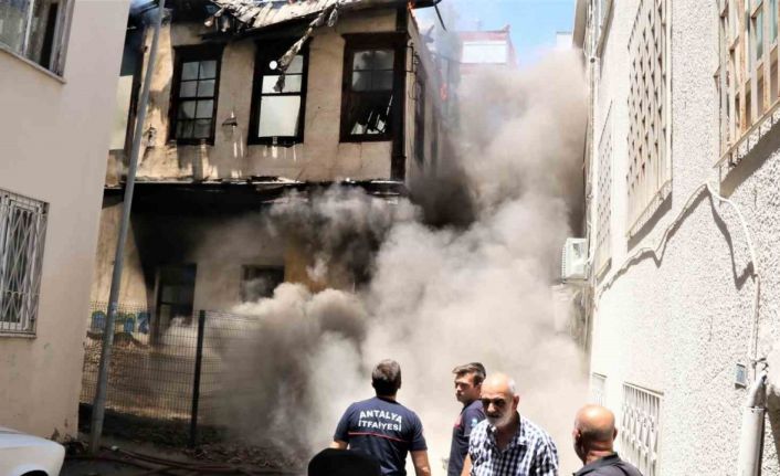 İtfaiye erlerinin söndürürken ölümden döndüğü metruk bina yangını muhtarı da isyan ettirdi