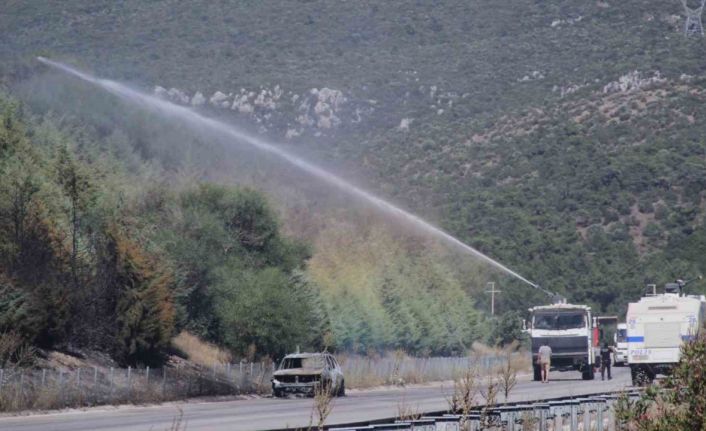 İzmir’de araçtaki alevlerin ormana sıçraması ile çıkan yangına müdahale sürüyor