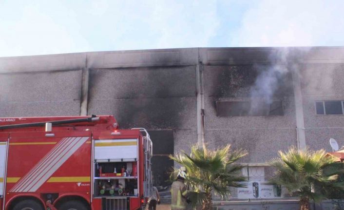 İzmir’de polyester fabrikasında çıkan yangın kontrol altına alındı