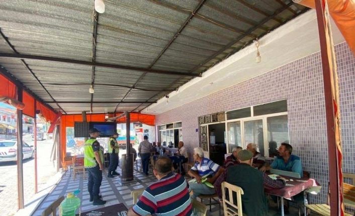 Jandarma ekipleri traktör sürücülerini bilgilendirdi