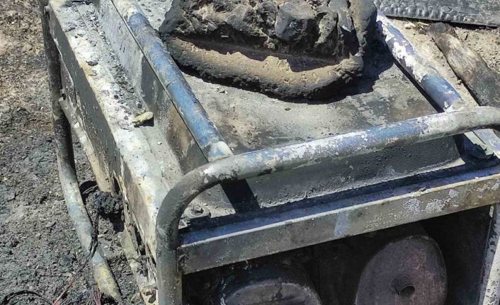 Jeneratörden sıçrayan alevler arpa tarlasını sardı