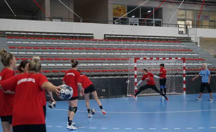 Kadınlar Hentbol Süper Ligi şampiyonu Kastamonu Belediyespor, yeni sezon hazırlıklarını sürdürüyor