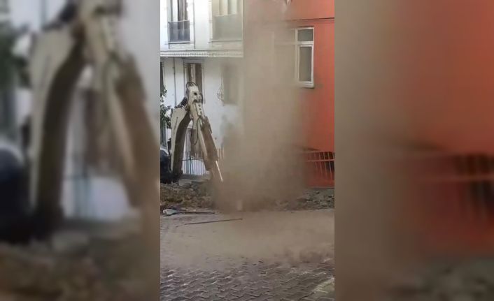 Kağıthane’de patlayan su borusu kamerada: Fışkıran su binaların boyunu aştı