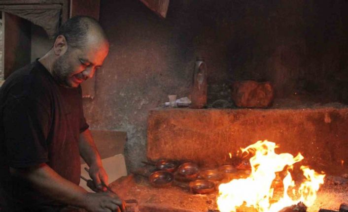 Kalaycı kardeşler, 80 derece sıcaklıkta dede mirası mesleklerine sahip çıkıyor