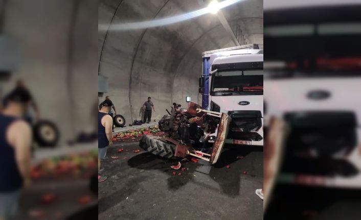 Kamyon, karpuz yüklü traktöre arkadan çarptı; 1 yaralı