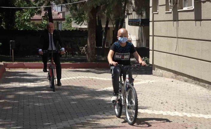 Kanser tedavisi gören çocuğa bisiklet sürprizi: Mutluluğu gözlerine yansıdı