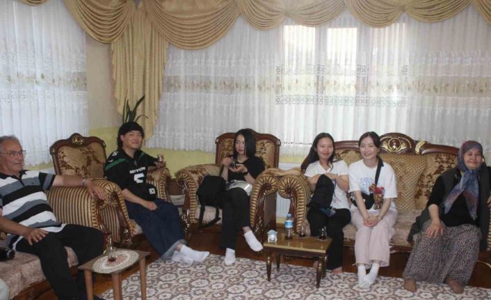 Karapınarlı aile Güney Koreli 4 üniversite öğrencisini evinde misafir etti