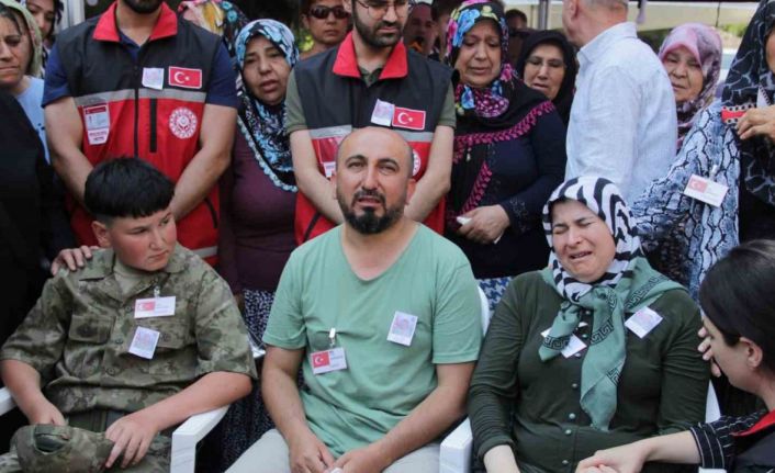 Kardeşi, şehit ağabeyini üniformasıyla uğurladı