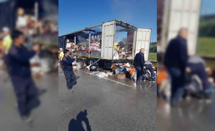 Kargo tırının dorsesinde çıkan yangını ekipler söndürdü