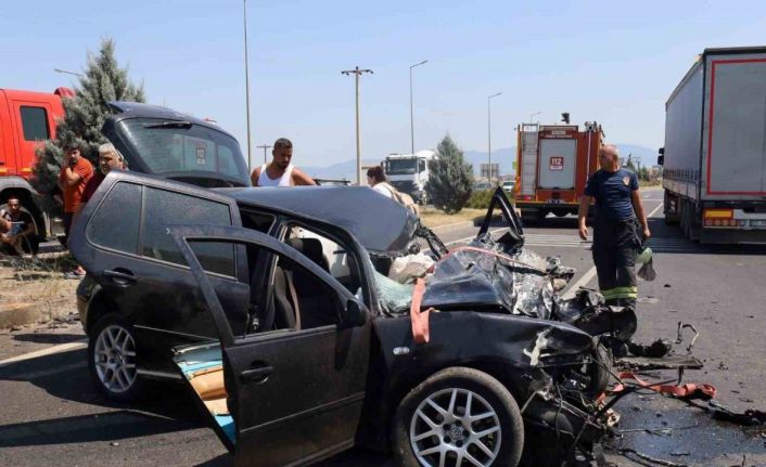 Karşı şeride geçen araç faciaya sebep oluyordu: 1’i ağır 3 yaralı