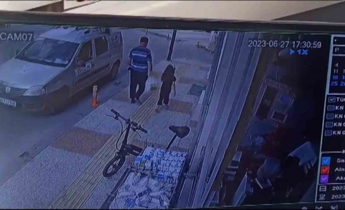 Karşıya geçmek isteyen dede torun geri manevra yapan aracın altında kaldı