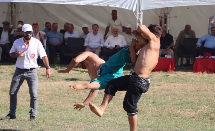 Kavak’ta nefes kesen güreş festivali ve yaz konseri