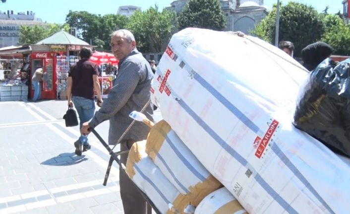 Kavurucu sıcaklar altında 200 kiloluk yük taşıyan hamalların zorlu mesaisi