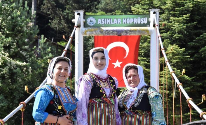 Kaymakam ilçenin tanıtımı için 600 yıllık yöresel kıyafet giydi, kadınlarla fotoğraf çektirdi
