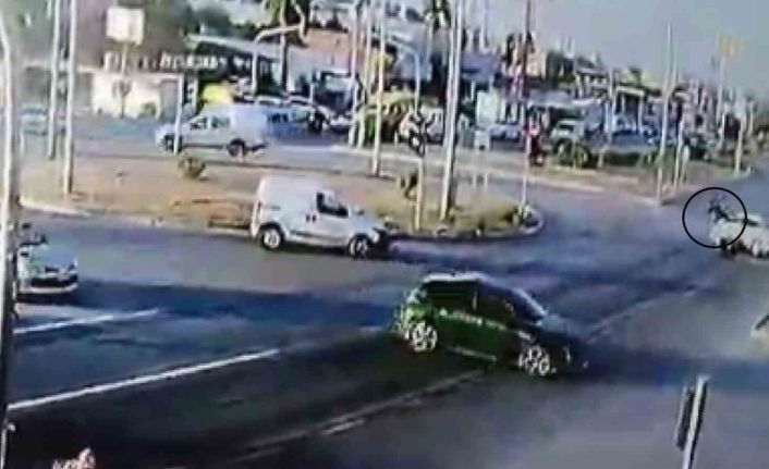 Kazada metrelerce havaya uçan motosiklet sürücüsü yaralandı