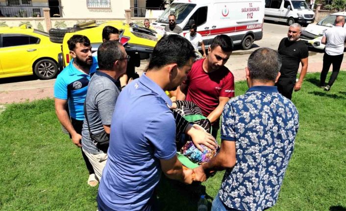 Kazada takla atan ticari taksi park içerisinde yan yattı: 3 yaralı