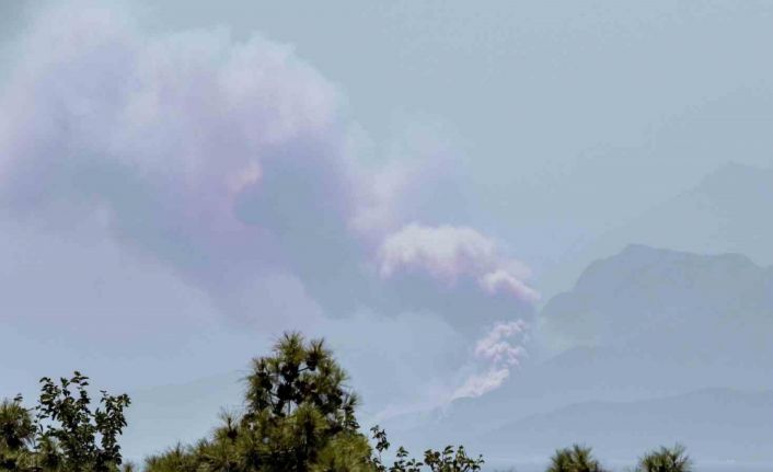Kemer’deki orman yangınının büyüklüğü şehir merkezinden çekilen görüntüyle gözler önüne serildi