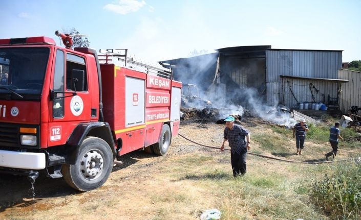 Keşan’da yangın: 4 bin saman balyası, 1 traktör ve sera kullanılamaz hale geldi
