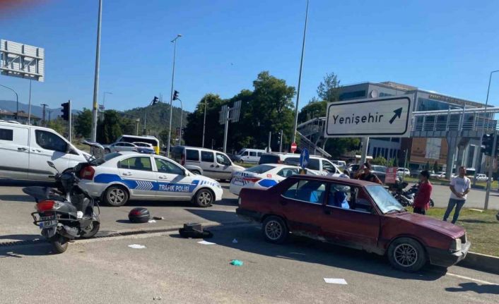 Kırmızı ışıkta geçen otomobil ile motosiklet çarpıştı