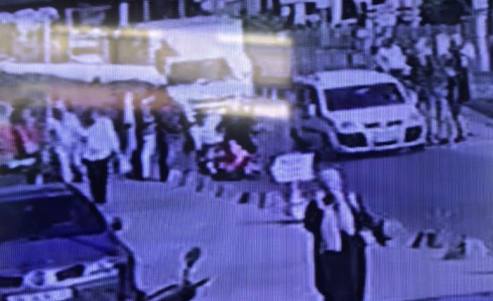 Kırmızı ışıkta yolun karşısına geçen yayaya motosiklet çarptı: O anlar kamerada