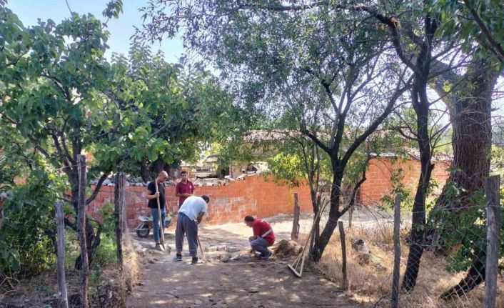 Kırsalda sokaklar parke taş ile örülüyor