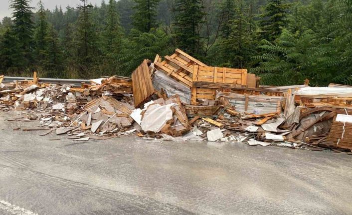 Kocaeli TEM Otoyolu’nda seramik yüklü tırın kasası devrildi, trafik durma noktasına geldi