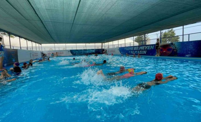 Konteyner kentte çocuklara yüzme eğitimi