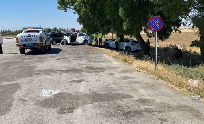 Kontrolden çıkan otomobil mola için cepte duran 3 araca çarptı: 8 yaralı