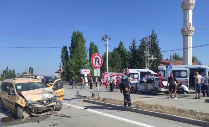 Konya’da hafif ticari araçla otomobil çarpıştı: 1 ölü, 1 yaralı
