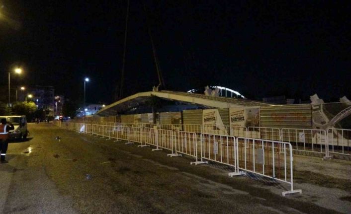 Köprüde yerine yerleştirilmek için kaldırılan köprünün tablası ortadan kırıldı