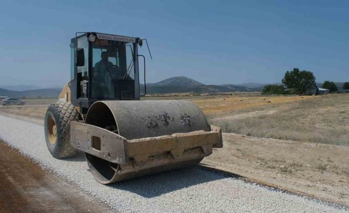 Korkuteli Akyar grup yolu asfaltlanıyor