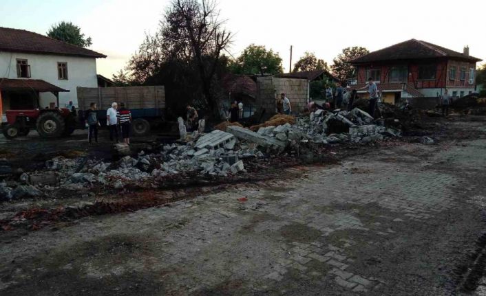 Köyde çıkan yangında 4 samanlık küle döndü