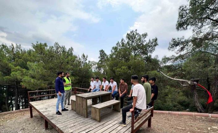 Kozan’da gençler doğa temizliği yaptı