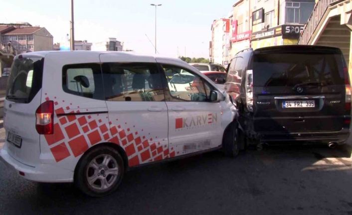 Küçükçekmece E-5’te makas attığı iddia edilen sürücü zincirleme kazaya neden oldu