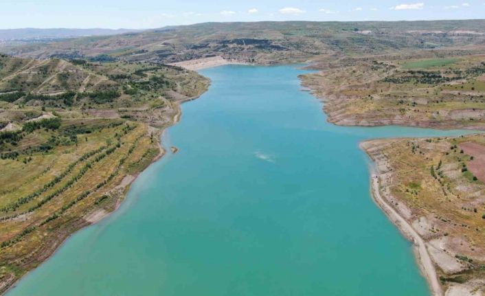Kuruma noktasına gelen barajın suyu yükseldi, oltasını alan balık avlamaya geldi