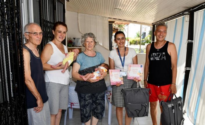 Kuşadası Belediyesi’nin ’Hoş Geldin Bebek’ ziyaretleri devam ediyor