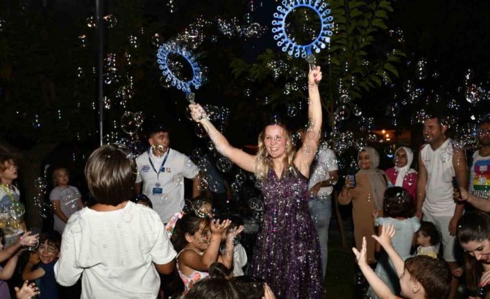 Kuşadası’nda lezzet, eğlence, müzik ve sanat sokakta hayat buldu