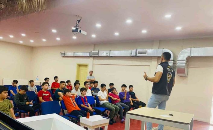Kütahya’da “Bilinçli ve güvenli internet kullanımı, siber zorbalık” konulu eğitim