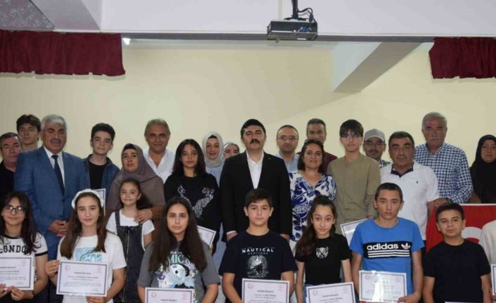 LGS’de başarı gösteren öğrencilere ödül verildi