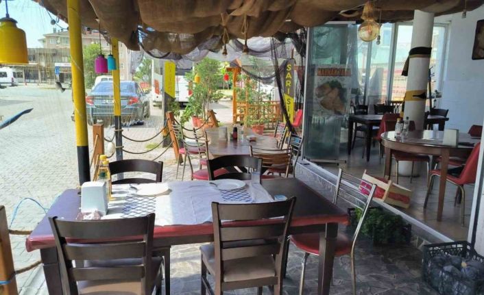 Lokantada unuttuğu 150 bin dolar ve ziynet eşyalarına kavuşunca gözyaşlarını tutamadı